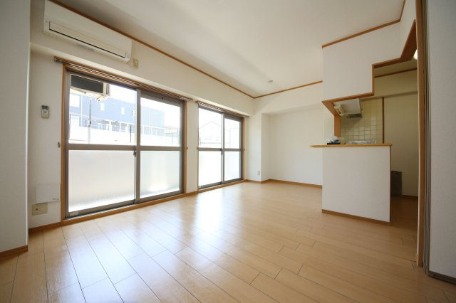 ヒルズ向イ山の居間・リビング