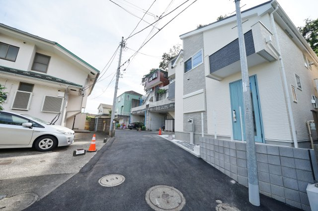 【保土ケ谷区岩崎町68-8新築戸建て】★仲介手数料無料★（岩崎小学校・岩崎中学校）の前面道路含む現地写真