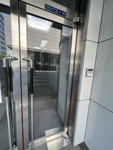 東宣ビルのエントランス