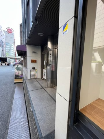 東宣ビルのエントランス