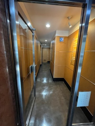 塩部ビルディングのエントランス