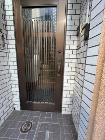 小柴ビルのエントランス