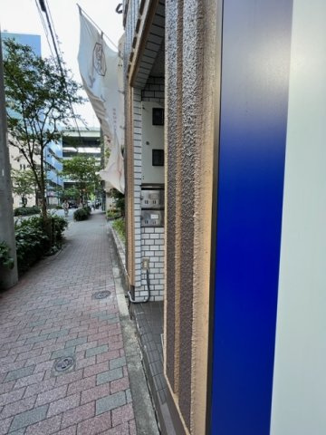 小柴ビルのエントランス