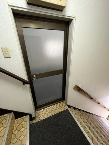 小柴ビルの玄関