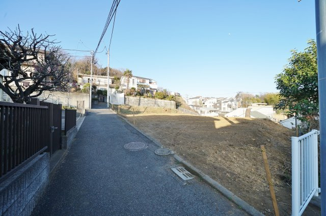 【横浜市保土ケ谷区岩崎町8-36全３棟新築戸建て１号棟】★仲介手数料無料★（岩崎小学校・岩崎中学校）の前面道路含む現地写真|大通りから入った閑静な住宅街です。