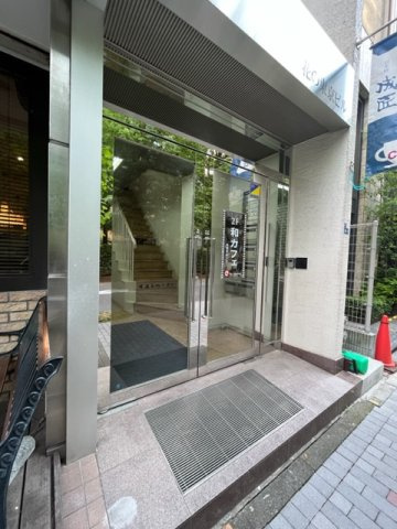 花の東京ビルのエントランス