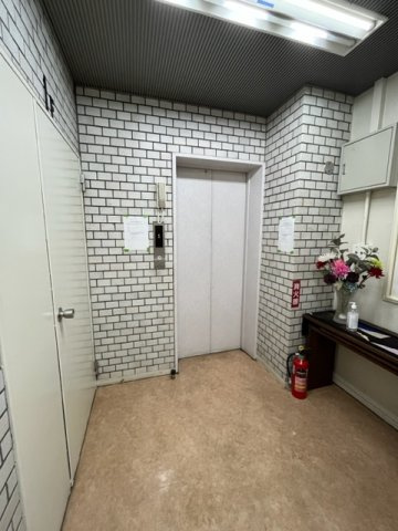 花の東京ビルのロビー
