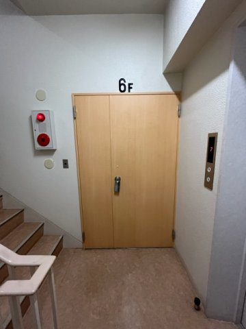 花の東京ビルの玄関