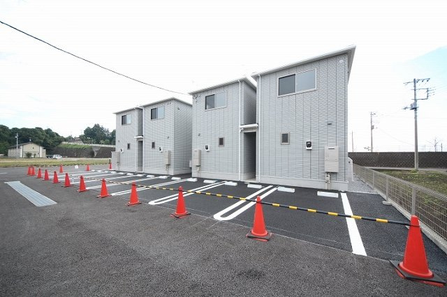 ウィンディタウン貝島Ⅱの駐車場|建物の後ろに駐車場がございます