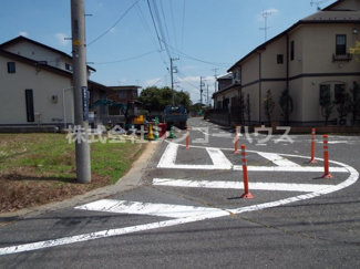 【前面道路含む現地写真】 | 南東側道路を含む現地写真です。