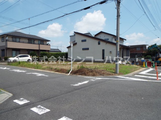 【前面道路含む現地写真】 | 角地は開放感があり風通しも期待できますよ！