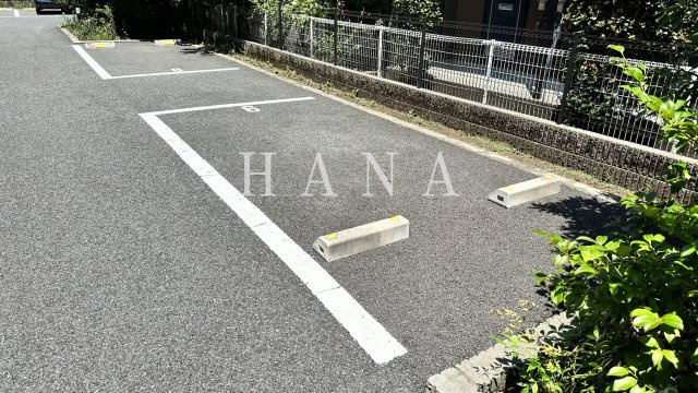 クレイノドミール青梅の駐車場