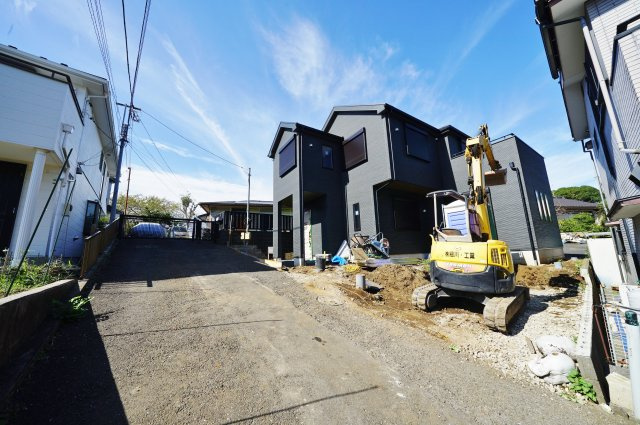 【保土ケ谷区新井町131-3新築戸建て】★仲介手数料無料★（新井小学校・新井中学校）の前面道路含む現地写真