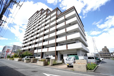 【外観】 | 【上質リノベ】リュクスガーデン船越南 | 【耐震性】
耐震性の高さを判断するポイントは、
建築確認申請日が1981年6月1日以降の
新耐震基準に適合しているかどうか。
震度６程度の大地震でも
建物が崩壊しないレベルが基準になりました。