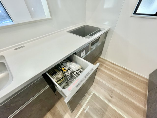 食洗器、3口のＩＨクッキングヒーターになります。