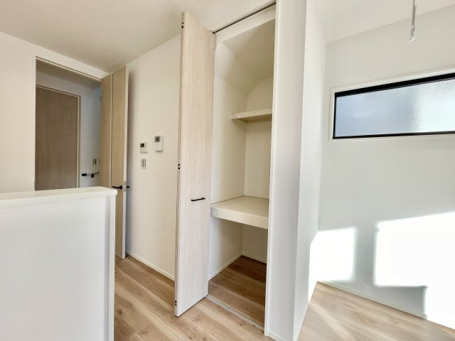 キッチン横に収納がございます。