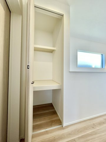 2階ホールの収納です。