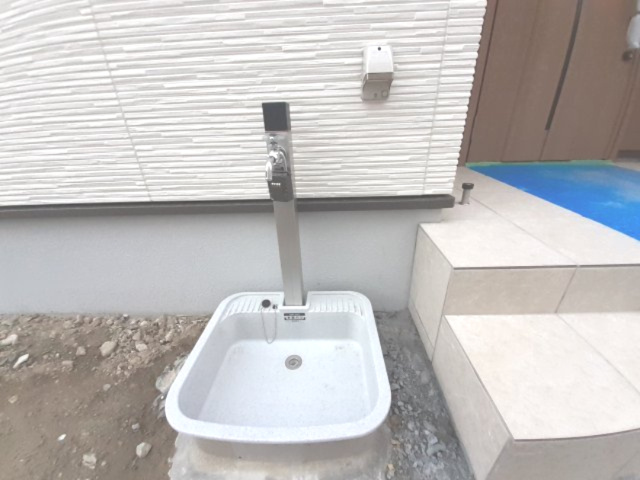 玄関横に外水栓と電源がございます。