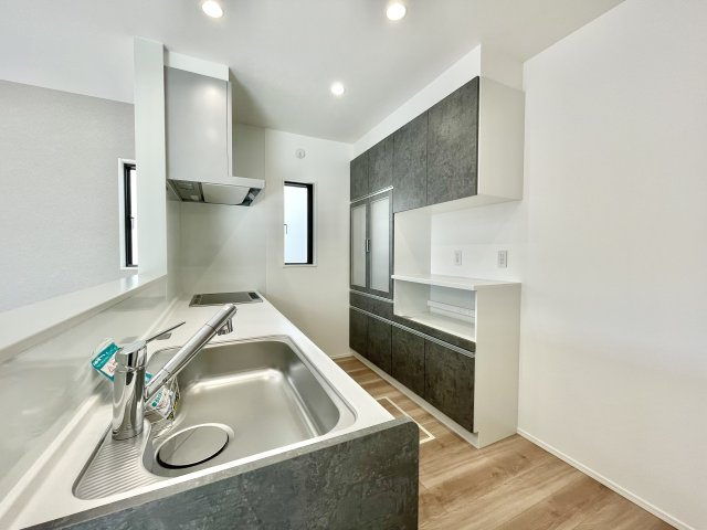 キッチンにはカップボードが備え付けになっております。