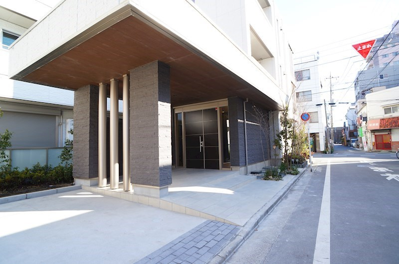 ルーモセイワの外観|大きな庇が印象的なエントランス♪