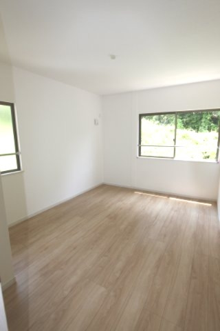 鎌倉市材木座戸建てリフォームの洋室|落ち着いた色調の洋室です