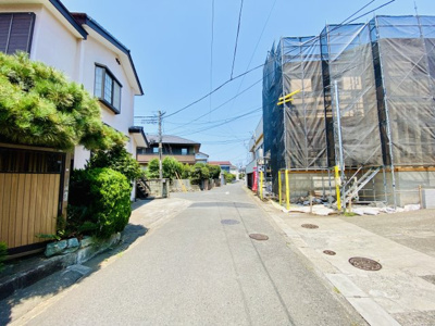 【前面道路含む現地写真】 | ☆全室南向き陽当たり良好！収納豊富で充実生活☆仲介手数料不要！藤沢市亀井野 | 陽当たり・風通し良好！閑静な住宅街なので落ち着いた生活を送れる住環境です。