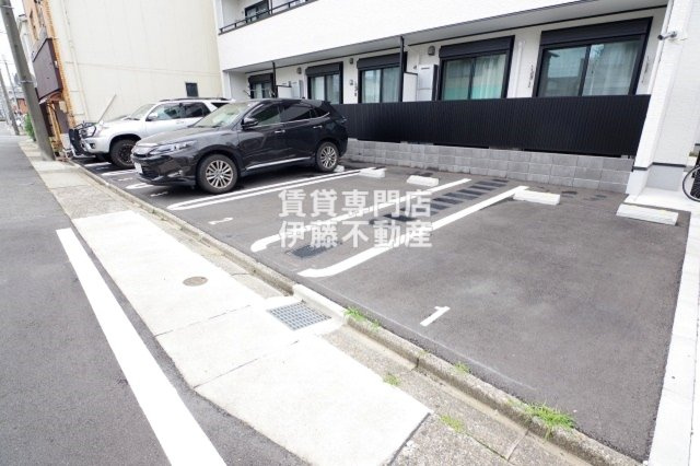 シェール ブランの駐車場