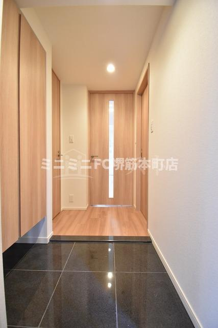 スマートカーサ伏見町の玄関