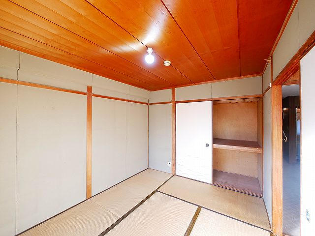 西栄マンションの玄関|収納もある玄関です