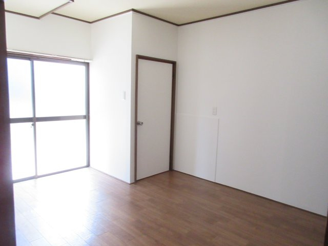新見荘の洋室