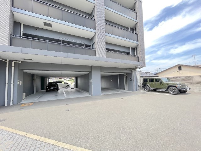 ファーネスト二日市グレイスの駐車場