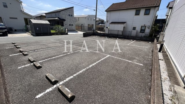 レオパレスフレンズの駐車場