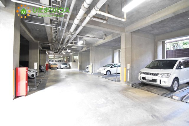ロータリーパレス宮原の駐車場