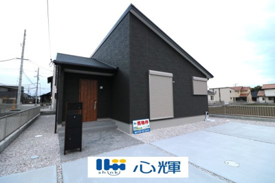 【外観】 | サンコート防府市下右田（1号地） | 家の顔となる玄関は洋風なデザイン。スッキリとした広さを確保し、沢山のゲストを迎えても安心です。