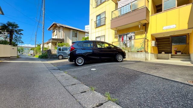 シャンブル２８の駐車場