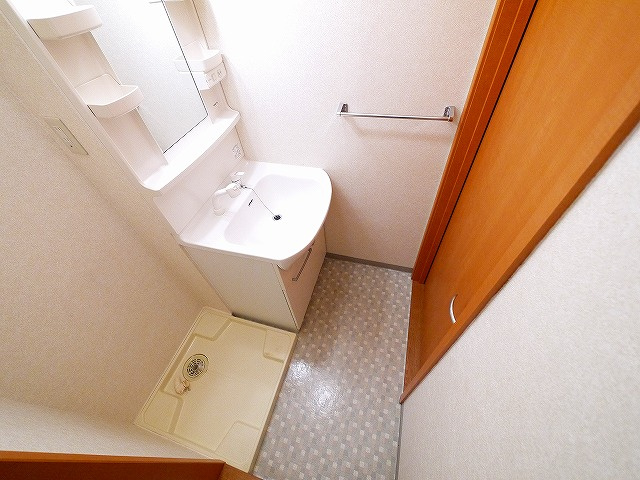 ベルコリーヌ冠山の洗面所|明るい洗面所です