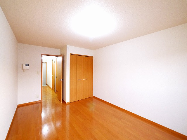 ベルコリーヌ冠山の内装|使い勝手のいい洋室です