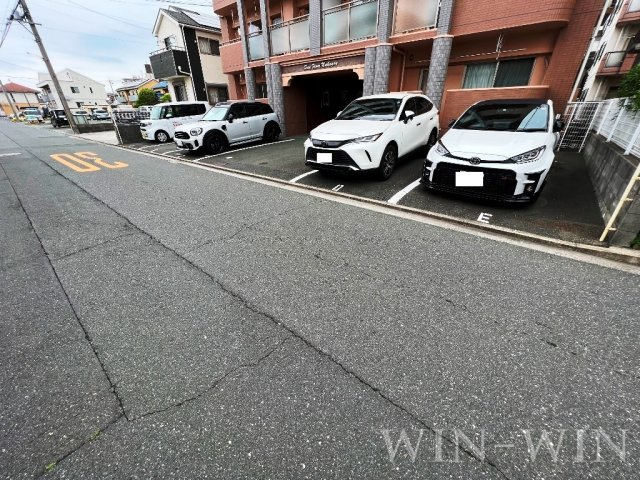 サンフィオーレ中郷の駐車場