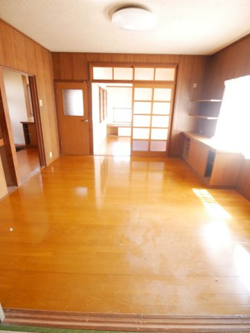 三の宮　中古住宅・駐車場の居間・リビング