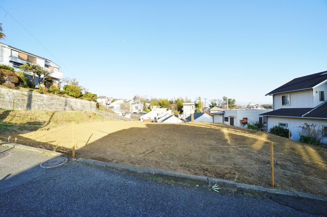 【横浜市保土ケ谷区岩崎町8-36全３棟新築戸建て３号棟】★仲介手数料無料★（岩崎小学校・岩崎中学校）の外観|南ひな壇につき、陽当り良好な立地です。