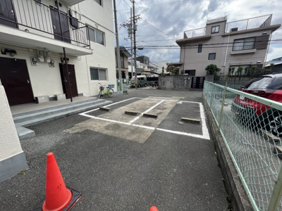 【駐車場】 | グレースマンション | 駐車場に車を止められます
