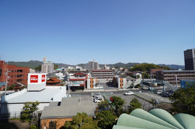 【展望】 | 【上質リフォーム】サンシティ西条5F | 【四季を感じる】
四季の移ろい・爽やかな青空や風を感じられ
自然を愉しめるパノラマビュー。
毎日の暮らしに余裕を感じさせてくれる、
遮る物の無い開放的な眺望を是非、ご堪能ください。