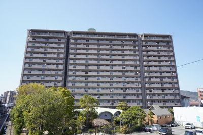 【外観】 | 【上質リフォーム】サンシティ西条5F | 【耐震性】
耐震性の高さを判断するポイントは、
建築確認申請日が1981年6月1日以降の
新耐震基準に適合しているかどうか。
震度６程度の大地震でも
建物が崩壊しないレベルが基準になりました。