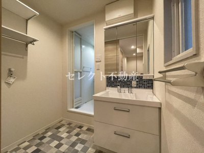 【洗面所】 | フローラル古城 B棟 | 【フローラル古城 B棟】ヘアーセットに便利な三面鏡♪