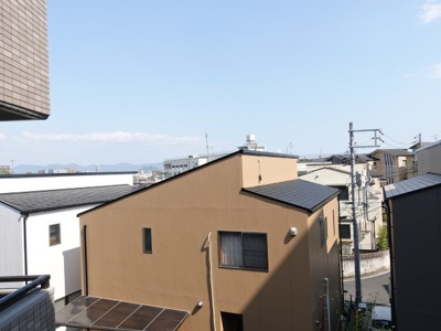 【展望】 | 【80㎡超】サーパス古江西町 | 【四季を感じる】
四季の移ろい・爽やかな青空や風を感じられ
自然を愉しめるパノラマビュー。
毎日の暮らしに余裕を感じさせてくれる、
遮る物の無い開放的な眺望を是非、ご堪能ください。