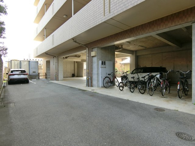 リバーコートCの駐車場