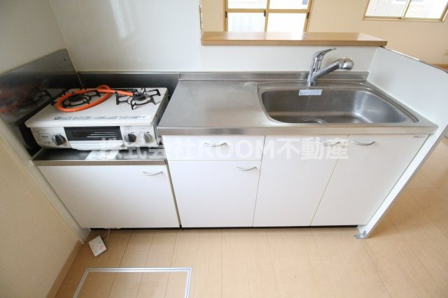 ホームパーティーのキッチン|コンパクトなキッチンで掃除もラクラク