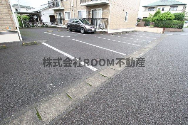 ホームパーティーの駐車場|車をお持ちの方に嬉しい駐車場付きの物件です