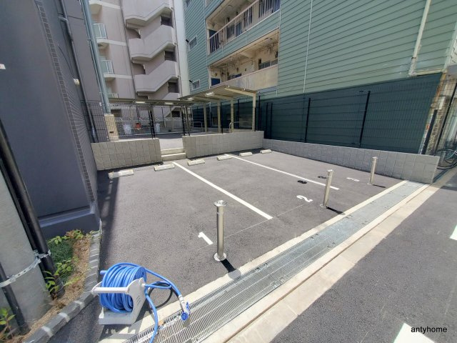 グランカリテ北大阪リヴィエ　仲介手数料無料の駐車場