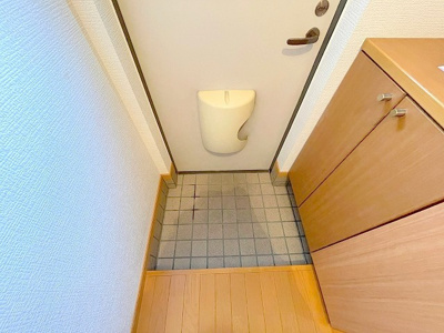 【玄関】 | ピースフルコート | 収納もある玄関です